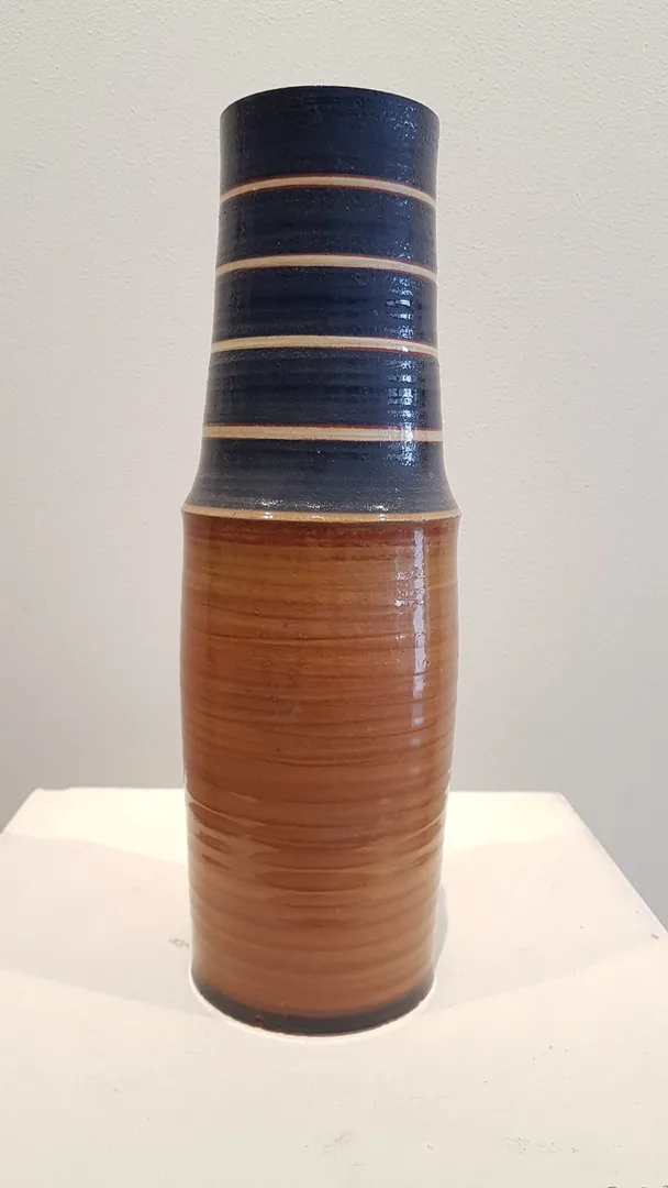 "İsimsiz" eseri HASAN ŞAHBAZ tarafından 37x11x11 cm ölçülerinde Seramik tekniği ile yapılmıştır.