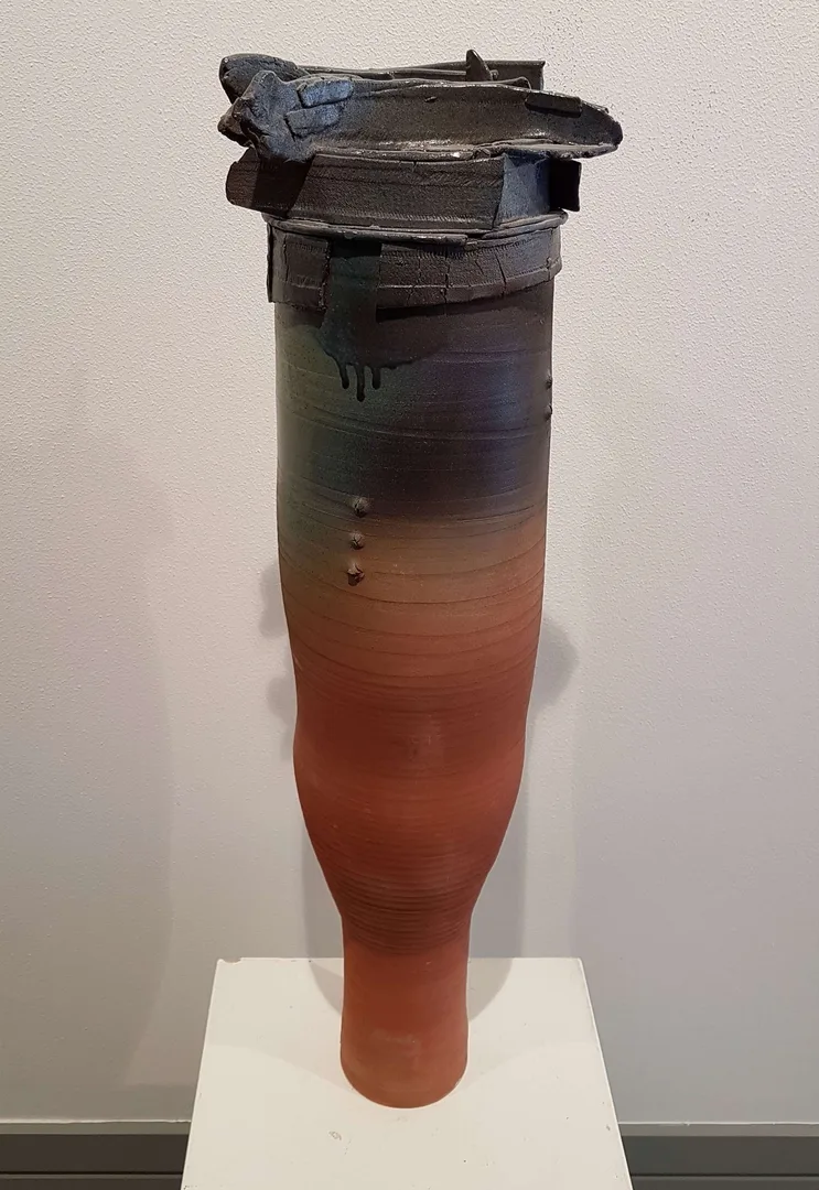 "İsimsiz" eseri HASAN ŞAHBAZ tarafından 84x21x23 cm ölçülerinde Seramik tekniği ile yapılmıştır.
