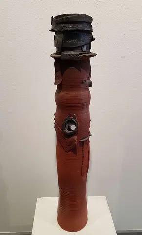 HASAN ŞAHBAZ — “İsimsiz” "İsimsiz" eseri HASAN ŞAHBAZ tarafından 84x16x16 cm ölçülerinde Seramik tekniği ile yapılmıştır.
