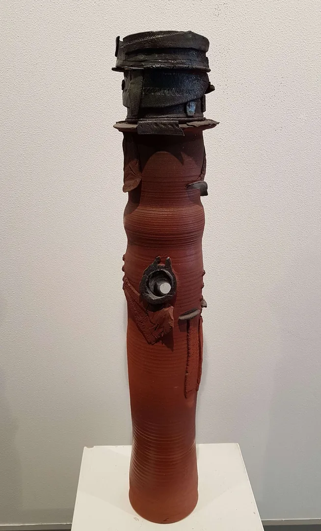 yakınlaştır "İsimsiz" eseri HASAN ŞAHBAZ tarafından 84x16x16 cm ölçülerinde Seramik tekniği ile yapılmıştır.