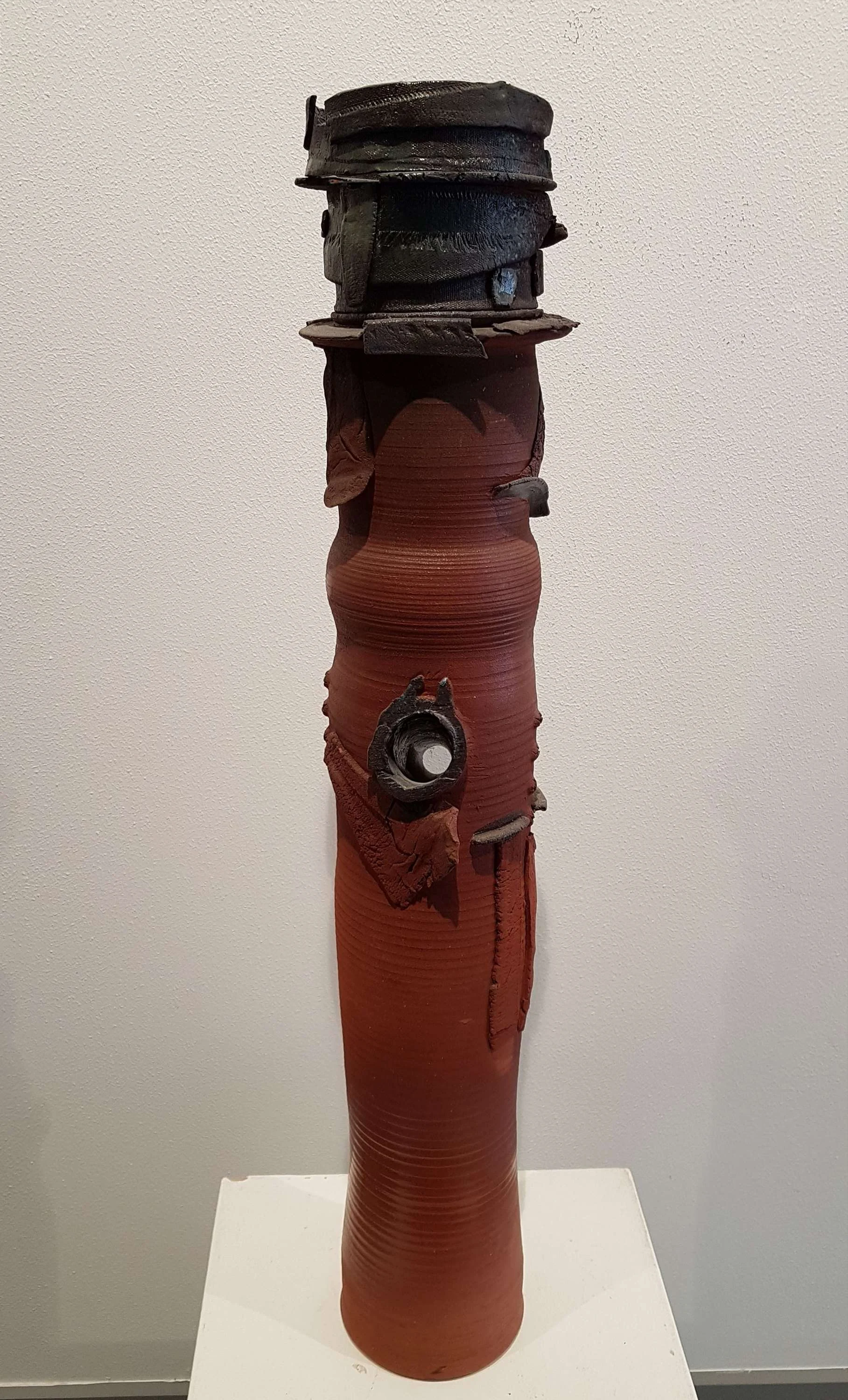 "İsimsiz" eseri HASAN ŞAHBAZ tarafından 84x16x16 cm ölçülerinde Seramik tekniği ile yapılmıştır.