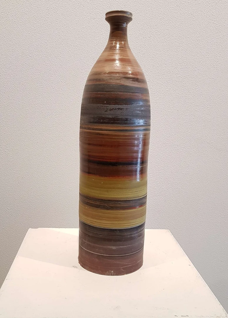 "İsimsiz" eseri HASAN ŞAHBAZ tarafından 49x13x13 cm ölçülerinde Seramik tekniği ile yapılmıştır.