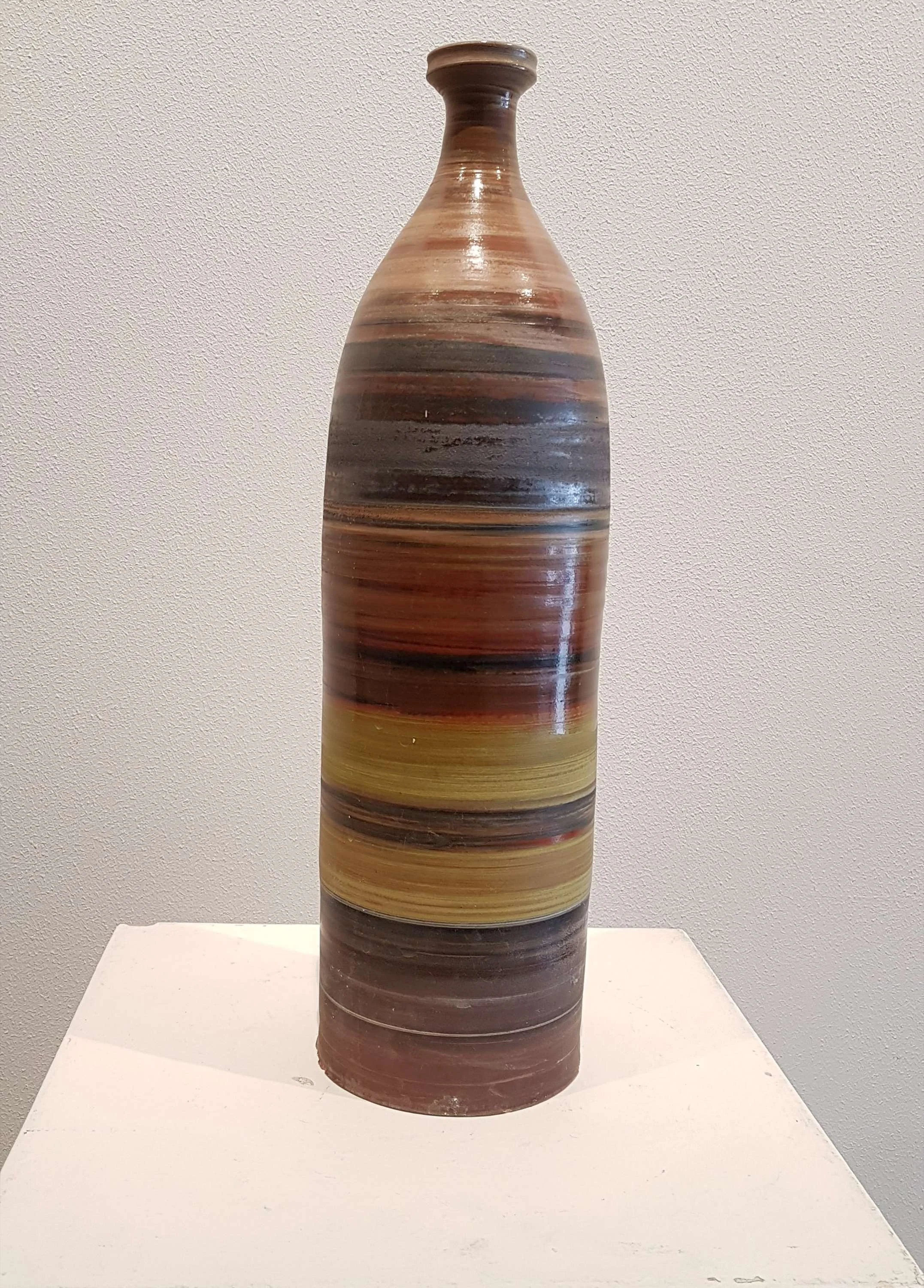 "İsimsiz" eseri HASAN ŞAHBAZ tarafından 49x13x13 cm ölçülerinde Seramik tekniği ile yapılmıştır.