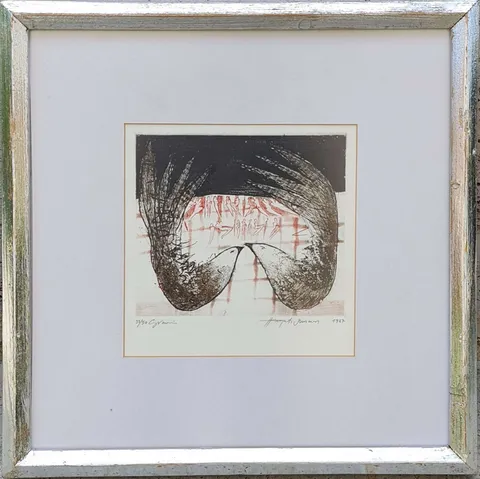 "İsimsiz" eseri HAYATİ MİSMAN tarafından 1987 yılında 20x20 cm ölçülerinde Gravür tekniği ile yapılmıştır.