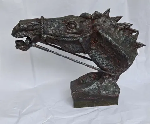 "At" eseri İZZET GÜL tarafından 2024 yılında 33x45x13 cm ölçülerinde Atık Malzeme, metal, urga, boya tekniği ile yapılmıştır.