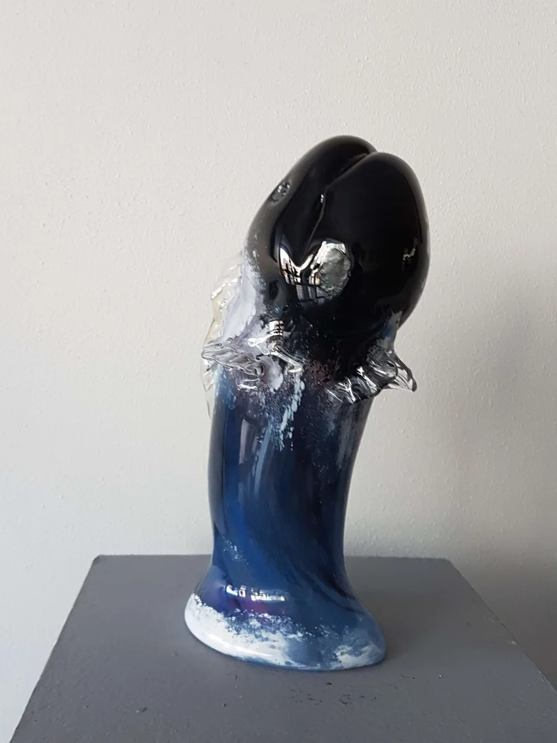 "İsimsiz" eseri METE BAHTİYAR KARATAŞ tarafından 2017 yılında 27x12x14 cm ölçülerinde Cam tekniği ile yapılmıştır.