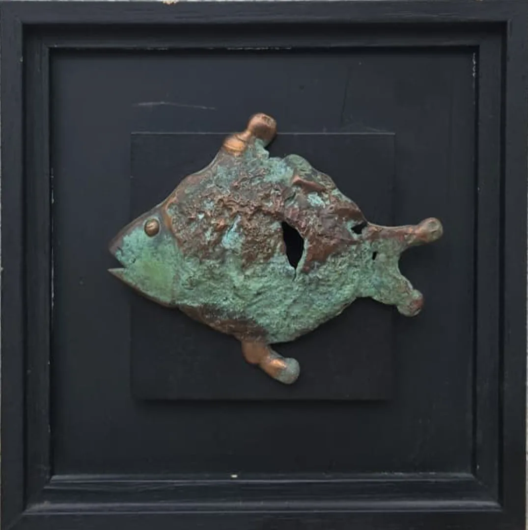 "İsimsiz" eseri METİN KILIÇ tarafından 2012 yılında 12x12x3 cm ölçülerinde Bronz Döküm tekniği ile yapılmıştır.