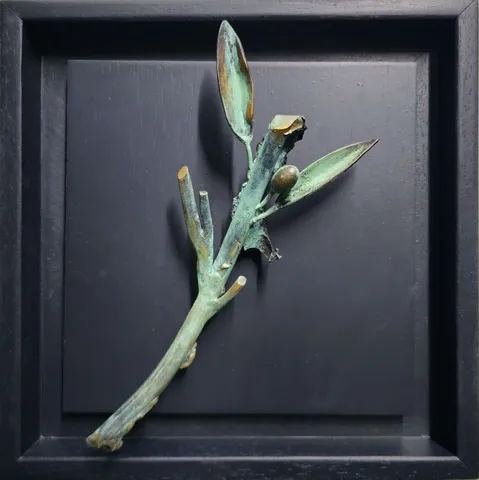 "Zeytin Dalı - I" eseri METİN KILIÇ tarafından 2023 yılında 20x20 cm ölçülerinde Bronz Heykel tekniği ile yapılmıştır.
