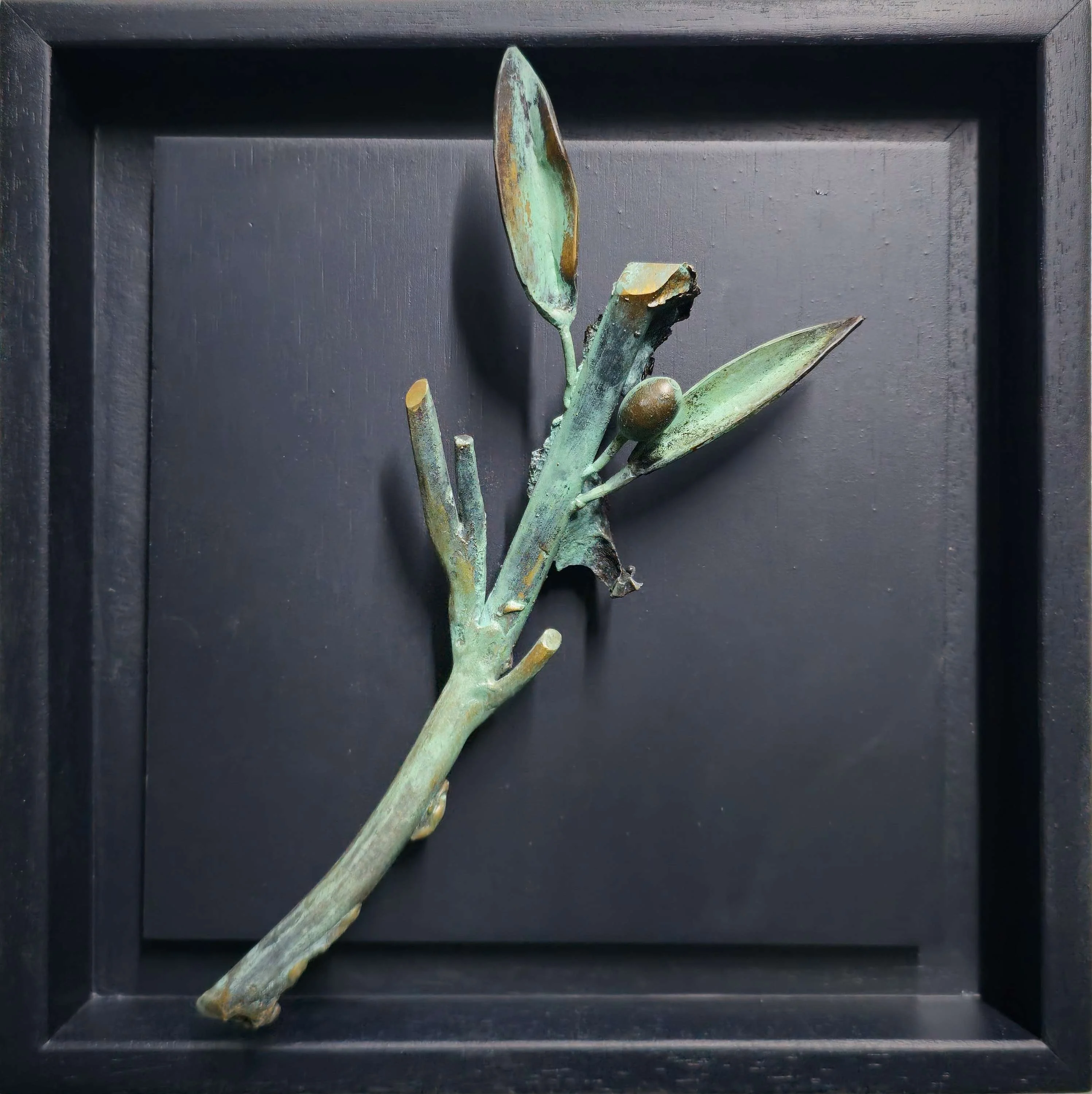 "Zeytin Dalı - I" eseri METİN KILIÇ tarafından 2023 yılında 20x20 cm ölçülerinde Bronz Heykel tekniği ile yapılmıştır.