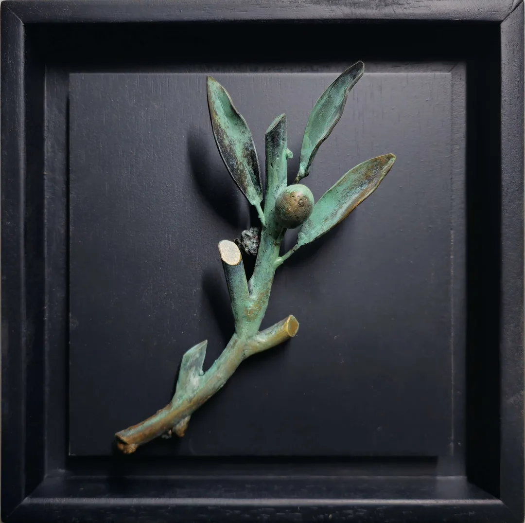 yakınlaştır "Zeytin Dalı - II" eseri METİN KILIÇ tarafından 2023 yılında 20x20 cm ölçülerinde Bronz Heykel tekniği ile yapılmıştır.