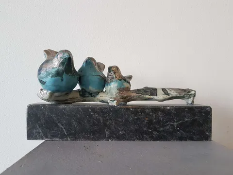 "Üçlü Kuşlar" eseri MİNE POYRAZ tarafından 2018 yılında 15x28x10 cm ölçülerinde Seramik tekniği ile yapılmıştır.