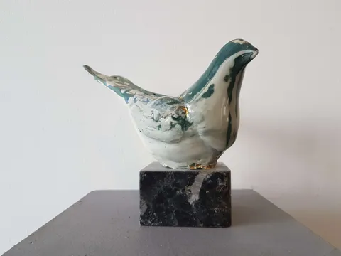 "İsimsiz" eseri MİNE POYRAZ tarafından 2017 yılında 20x27x13 cm ölçülerinde Seramik tekniği ile yapılmıştır.
