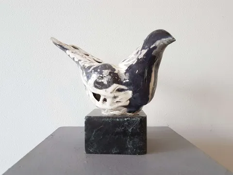 "İsimsiz" eseri MİNE POYRAZ tarafından 2017 yılında 20x27x13 cm ölçülerinde Seramik tekniği ile yapılmıştır.