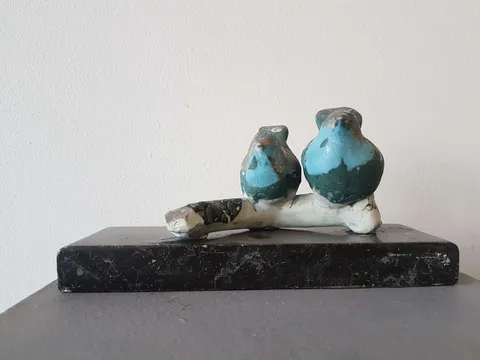 "İkili Kuşlar" eseri MİNE POYRAZ tarafından 2017 yılında 12x22x9 cm ölçülerinde Seramik tekniği ile yapılmıştır.