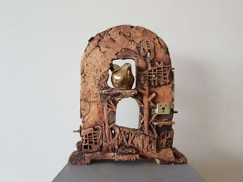 "İsimsiz" eseri MİNE POYRAZ tarafından 2018 yılında 30x25x8 cm ölçülerinde Seramik tekniği ile yapılmıştır.