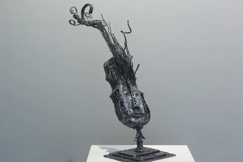 MURAT YILDIRIMÇAKAR — “Keman”, 2017 "Keman" eseri MURAT YILDIRIMÇAKAR tarafından 2017 yılında 18x61x14 cm ölçülerinde Metal tekniği ile yapılmıştır.