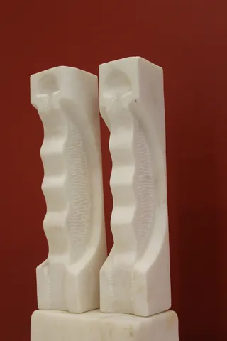 "İsimsiz" eseri MUSTAFA BULAT tarafından 48x19x13 cm ölçülerinde Heykel tekniği ile yapılmıştır.