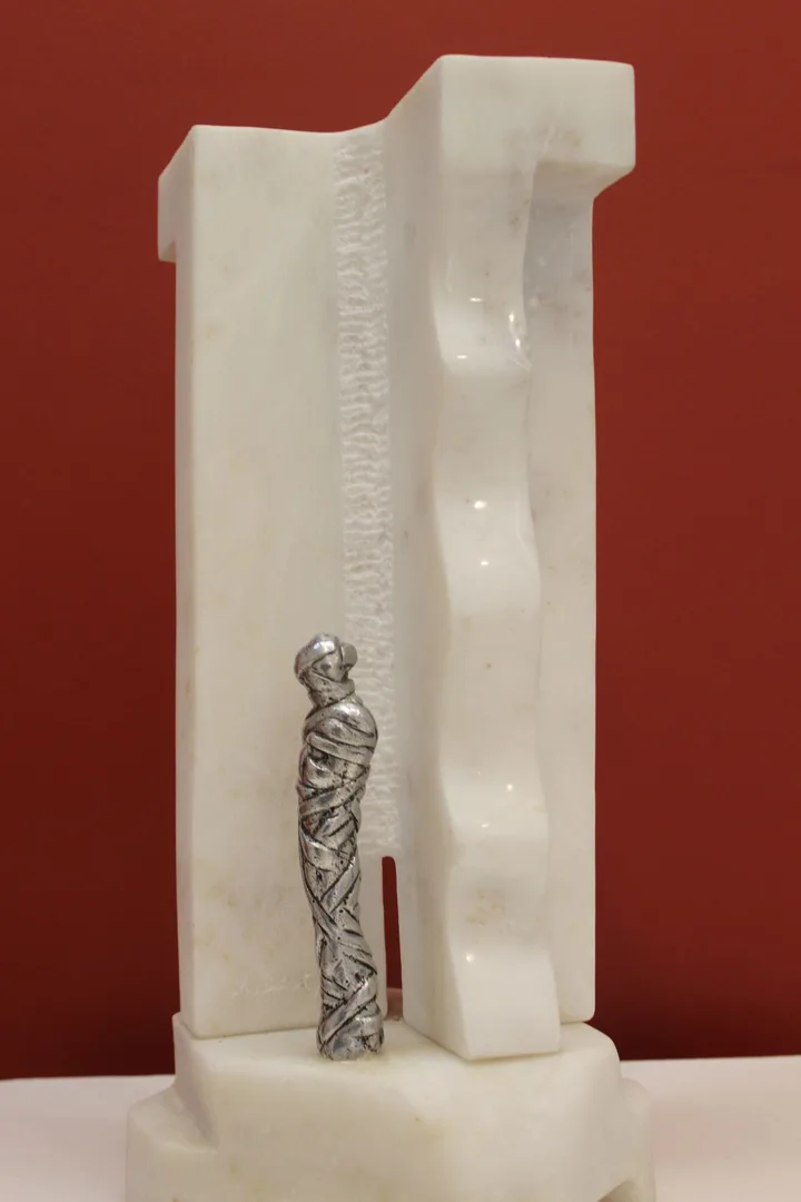 yakınlaştır "İsimsiz" eseri MUSTAFA BULAT tarafından 44x23x15 cm ölçülerinde Heykel tekniği ile yapılmıştır.