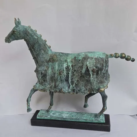 "İsimsiz" eseri NAMIK HÜSEYİNOV tarafından 2026 yılında 40x51x12 cm ölçülerinde Bronz Heykel tekniği ile yapılmıştır.