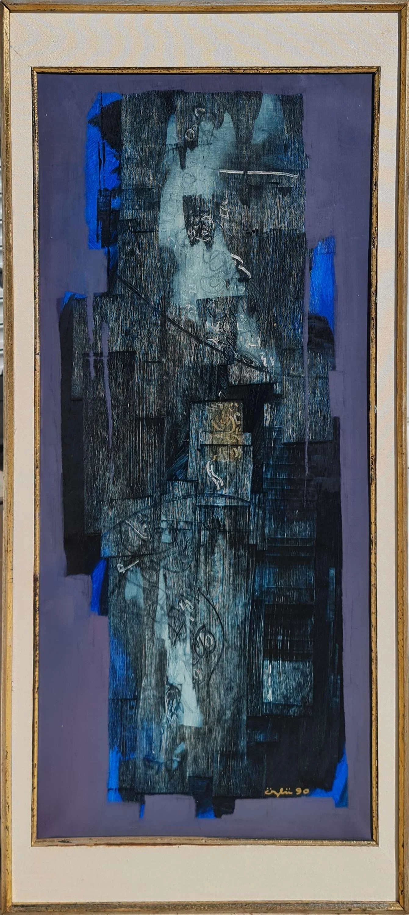 "İsimsiz" eseri NECMETTİN ÖZLÜ tarafından 1990 yılında 116,5x47 cm ölçülerinde Tuval üzeri yağlı boya tekniği ile yapılmıştır.