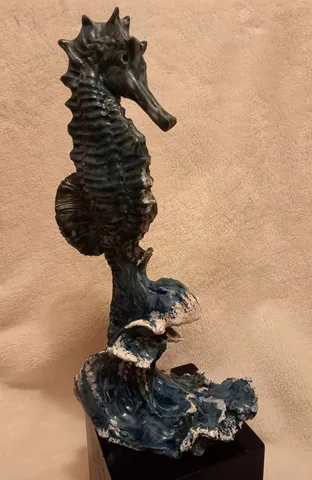 "Deniz Atı" eseri ORÇUN İLTER tarafından 2020 yılında 36x42x27 cm ölçülerinde Seramik tekniği ile yapılmıştır.