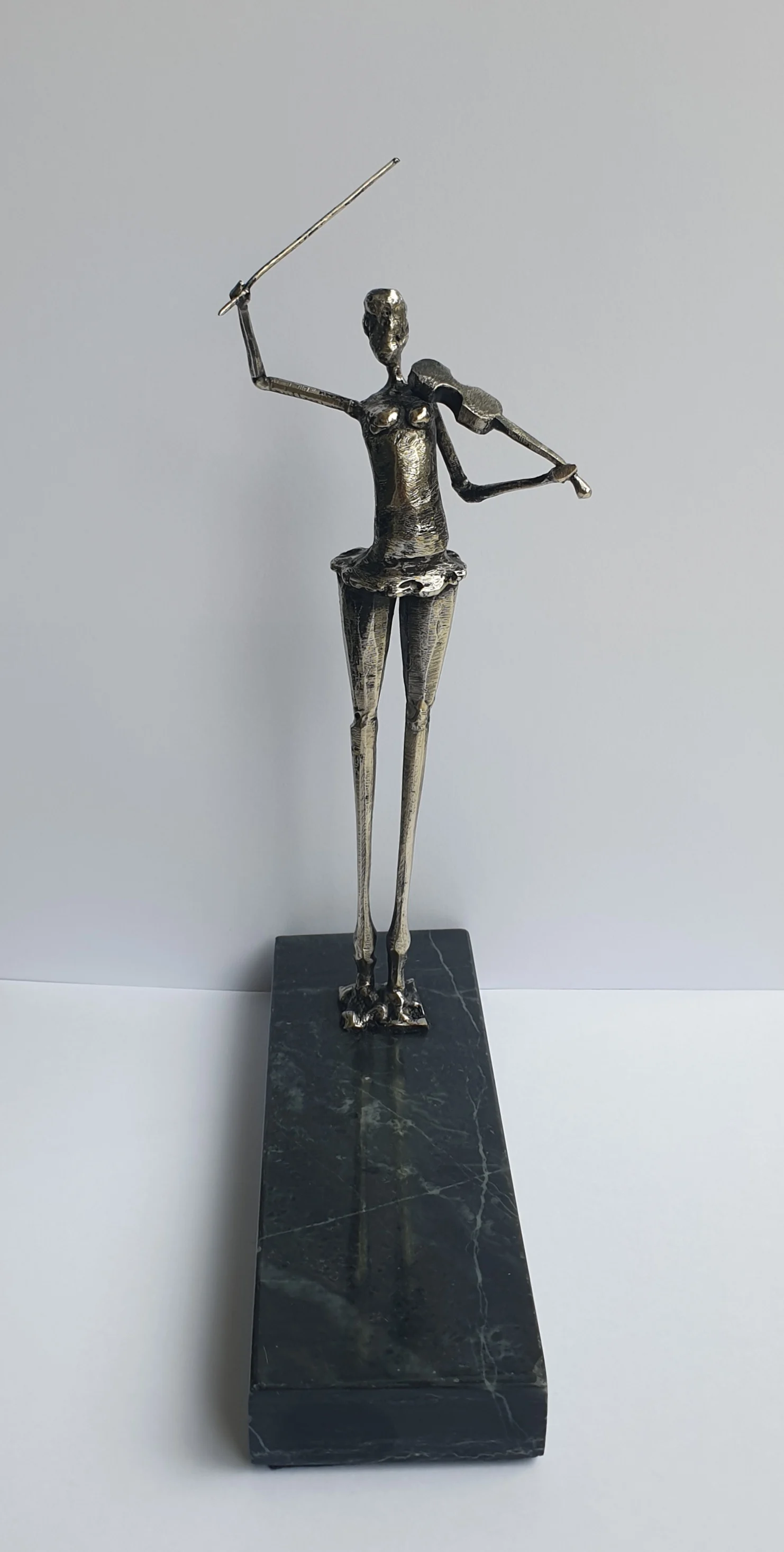 "Müzisyen Kadın" eseri ÖZER AKTAŞ tarafından 2024 yılında 21x8x16 cm ölçülerinde Metal heykel tekniği ile yapılmıştır.