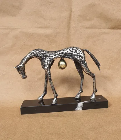 "At" eseri ÖZER AKTAŞ tarafından 2025 yılında 26x18x5,5 cm ölçülerinde Demir yontu tekniği ile yapılmıştır.