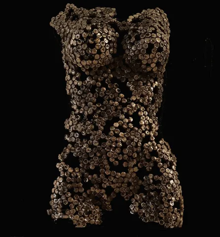 "İsimsiz" eseri ÖZER AKTAŞ tarafından 2014 yılında 55x40 cm ölçülerinde Heykel tekniği ile yapılmıştır.