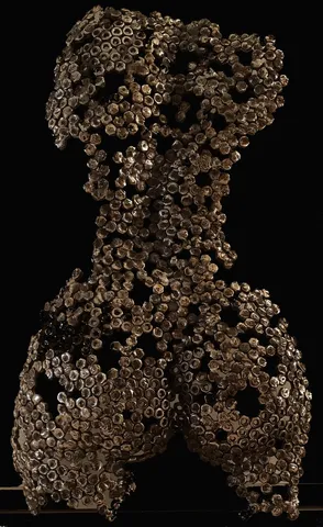"İsimsiz" eseri ÖZER AKTAŞ tarafından 2014 yılında 55x40 cm ölçülerinde Heykel tekniği ile yapılmıştır.