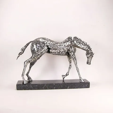 "İsimsiz" eseri ÖZER AKTAŞ tarafından 2018 yılında 36x24x7 cm ölçülerinde Metal tekniği ile yapılmıştır.