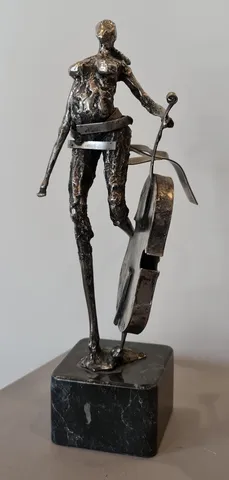 "Çello Çalan Müzisyen" eseri ÖZER AKTAŞ tarafından 2019 yılında 32x22x12 cm ölçülerinde Metal Yontu tekniği ile yapılmıştır.