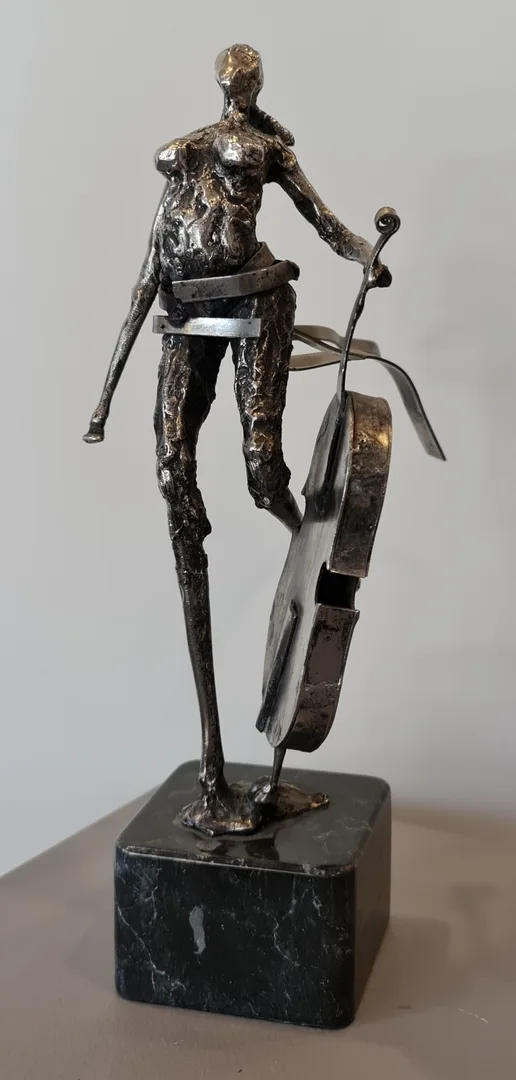 "Çello Çalan Müzisyen" eseri ÖZER AKTAŞ tarafından 2019 yılında 32x22x12 cm ölçülerinde Metal Yontu tekniği ile yapılmıştır.