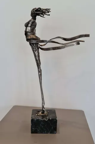 ÖZER AKTAŞ — “Dans 1”, 2019 "Dans 1" eseri ÖZER AKTAŞ tarafından 2019 yılında 43x6x22 cm ölçülerinde Metal Yontu tekniği ile yapılmıştır.