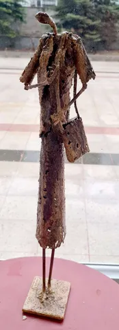 RASOOL SHOBEİRY — “Kadın figür” "Kadın figür" eseri RASOOL SHOBEİRY tarafından 66x15x13 cm ölçülerinde Heykel tekniği ile yapılmıştır.