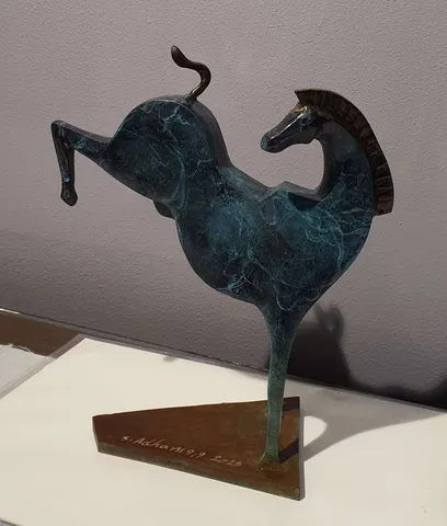 "At" eseri SADEGH ATHAM tarafından 2023 yılında 30x25x15 cm ölçülerinde Bronz Heykel tekniği ile yapılmıştır.