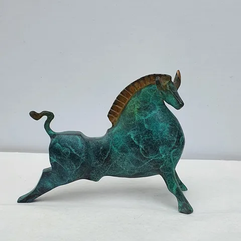 SADEGH ATHAM — “Boğa”, 2023 "Boğa" eseri SADEGH ATHAM tarafından 2023 yılında 15x20x8 cm ölçülerinde Bronz Heykel tekniği ile yapılmıştır.