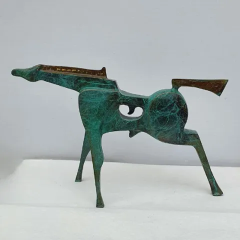 SADEGH ATHAM — “At-II”, 2023 "At-II" eseri SADEGH ATHAM tarafından 2023 yılında 20x32x10 cm ölçülerinde Bronz Heykel tekniği ile yapılmıştır.