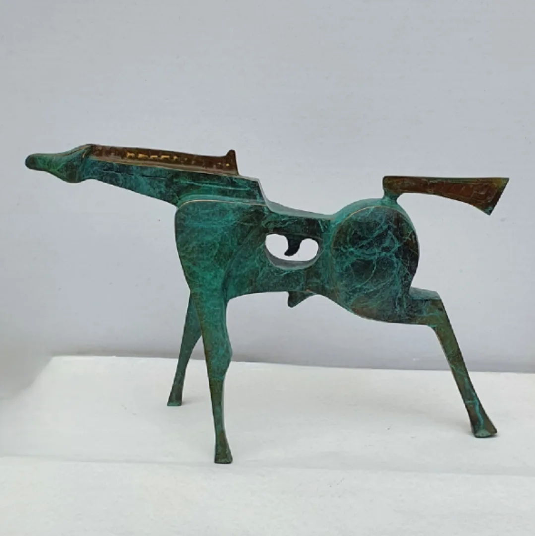 "At-II" eseri SADEGH ATHAM tarafından 2023 yılında 20x32x10 cm ölçülerinde Bronz Heykel tekniği ile yapılmıştır.