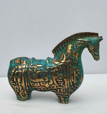 "At" eseri SADEGH ATHAM tarafından 2023 yılında 20x25x8 cm ölçülerinde Bronz Heykel tekniği ile yapılmıştır.