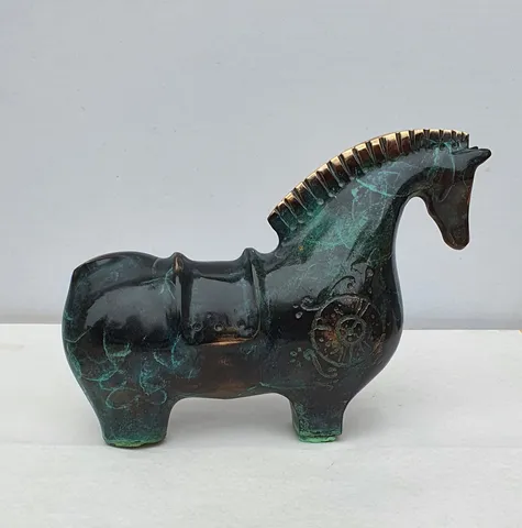 "At" eseri SADEGH ATHAM tarafından 2022 yılında 18,5x26x7 cm ölçülerinde Bronz Heykel tekniği ile yapılmıştır.
