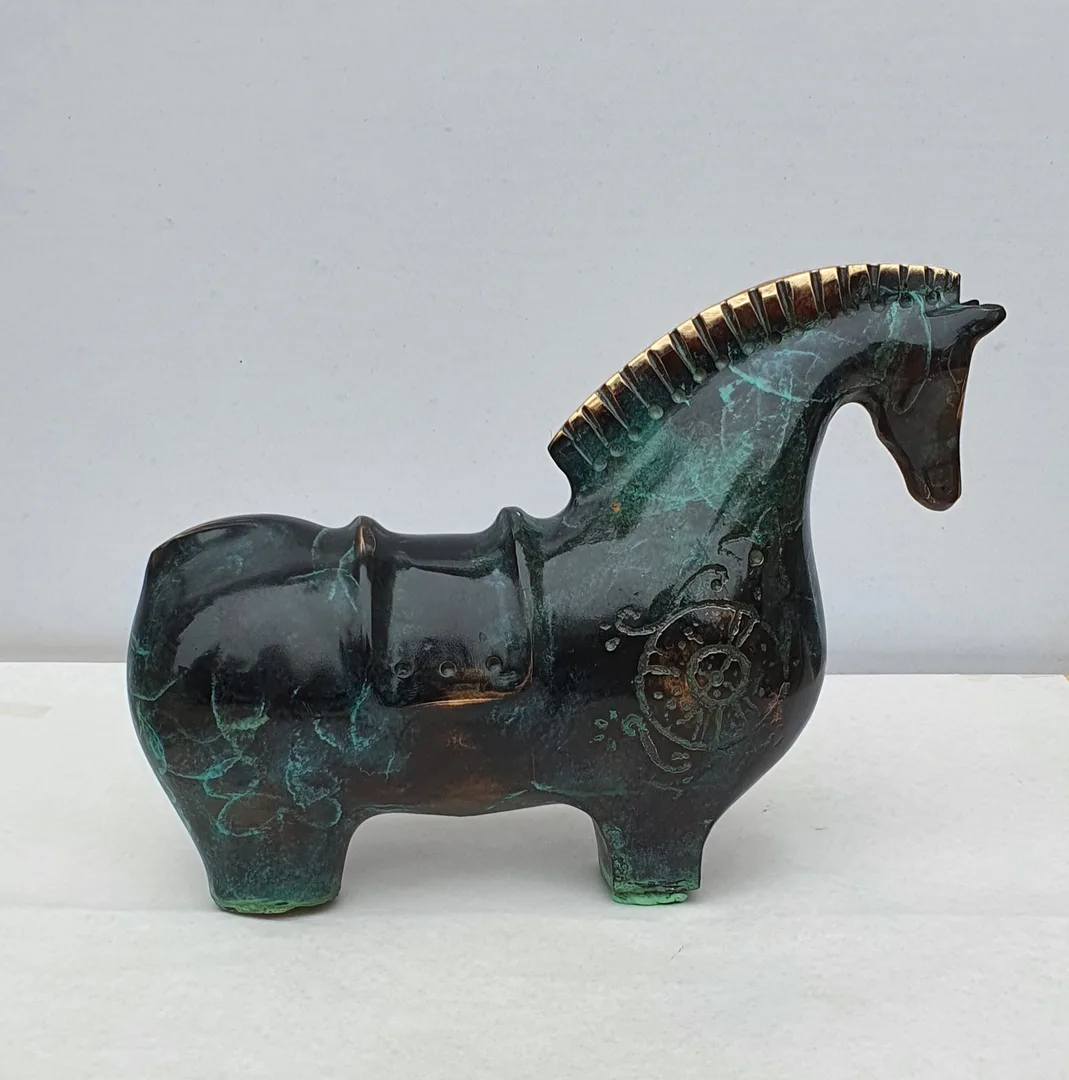 "At" eseri SADEGH ATHAM tarafından 2022 yılında 18,5x26x7 cm ölçülerinde Bronz Heykel tekniği ile yapılmıştır.