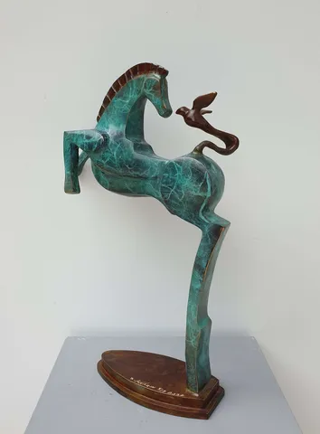 SADEGH ATHAM — “At ve Kuş -1”, 2023 "At ve Kuş -1" eseri SADEGH ATHAM tarafından 2023 yılında 46x30x10 cm ölçülerinde Bronz Heykel tekniği ile yapılmıştır.