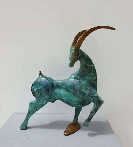 "Dağ Keçisi" eseri SADEGH ATHAM tarafından 2023 yılında 31x29x11 cm ölçülerinde Bronz Heykel tekniği ile yapılmıştır.