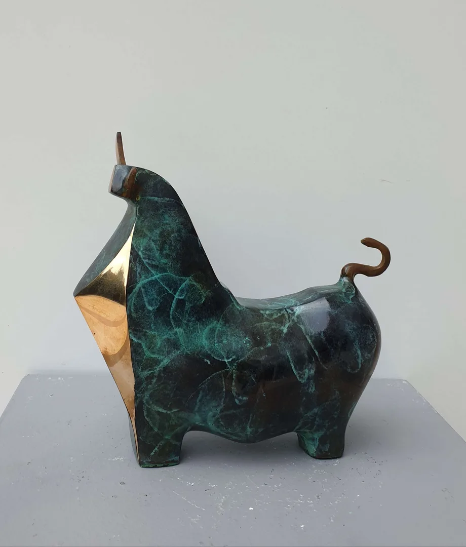 "Boğa" eseri SADEGH ATHAM tarafından 2023 yılında 22x22x11 cm ölçülerinde Bronz Heykel tekniği ile yapılmıştır.