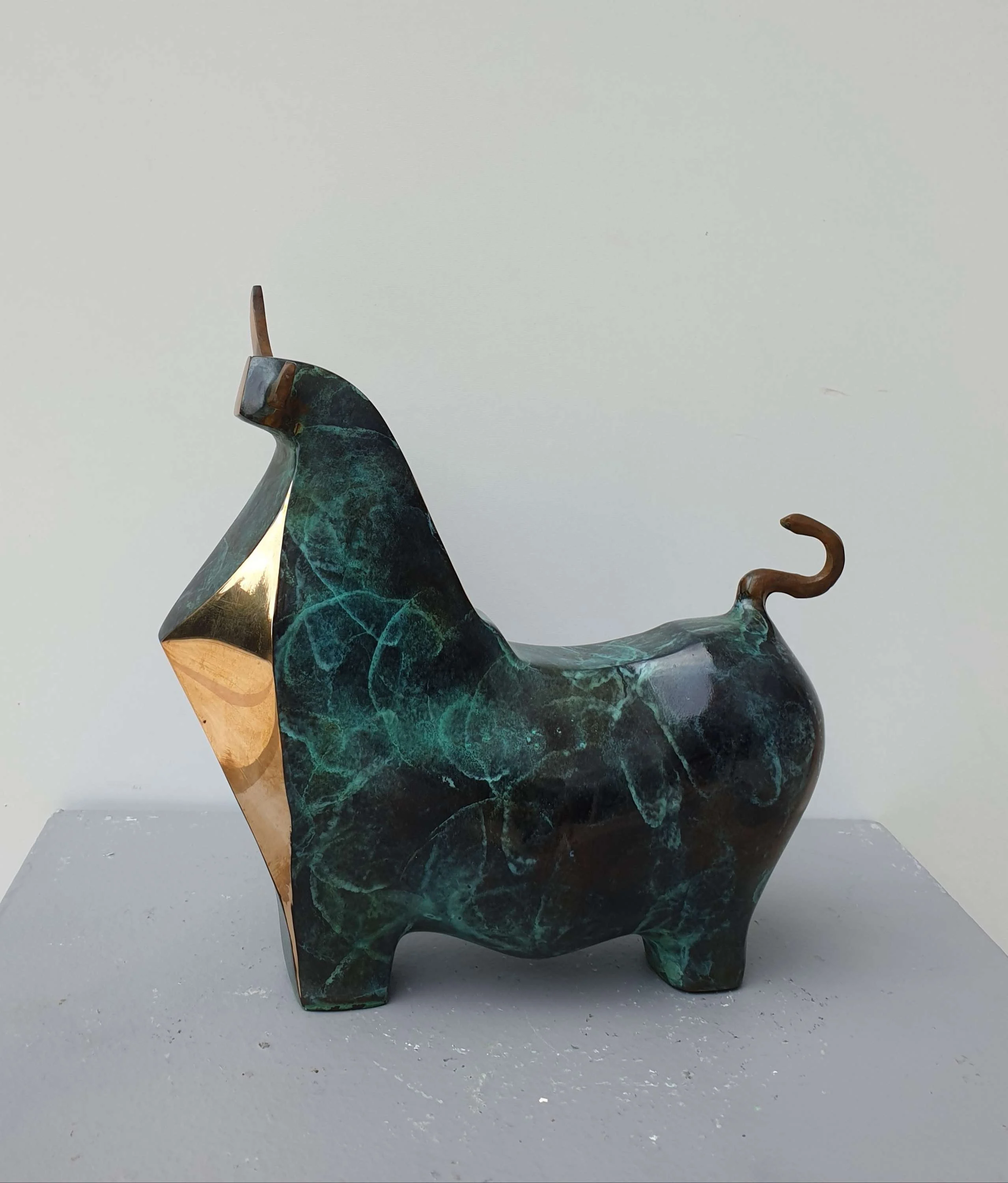 "Boğa" eseri SADEGH ATHAM tarafından 2023 yılında 22x22x11 cm ölçülerinde Bronz Heykel tekniği ile yapılmıştır.