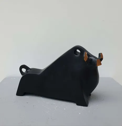 "Siyah Boğa" eseri SADEGH ATHAM tarafından 2023 yılında 12x20x8 cm ölçülerinde Bronz Heykel tekniği ile yapılmıştır.