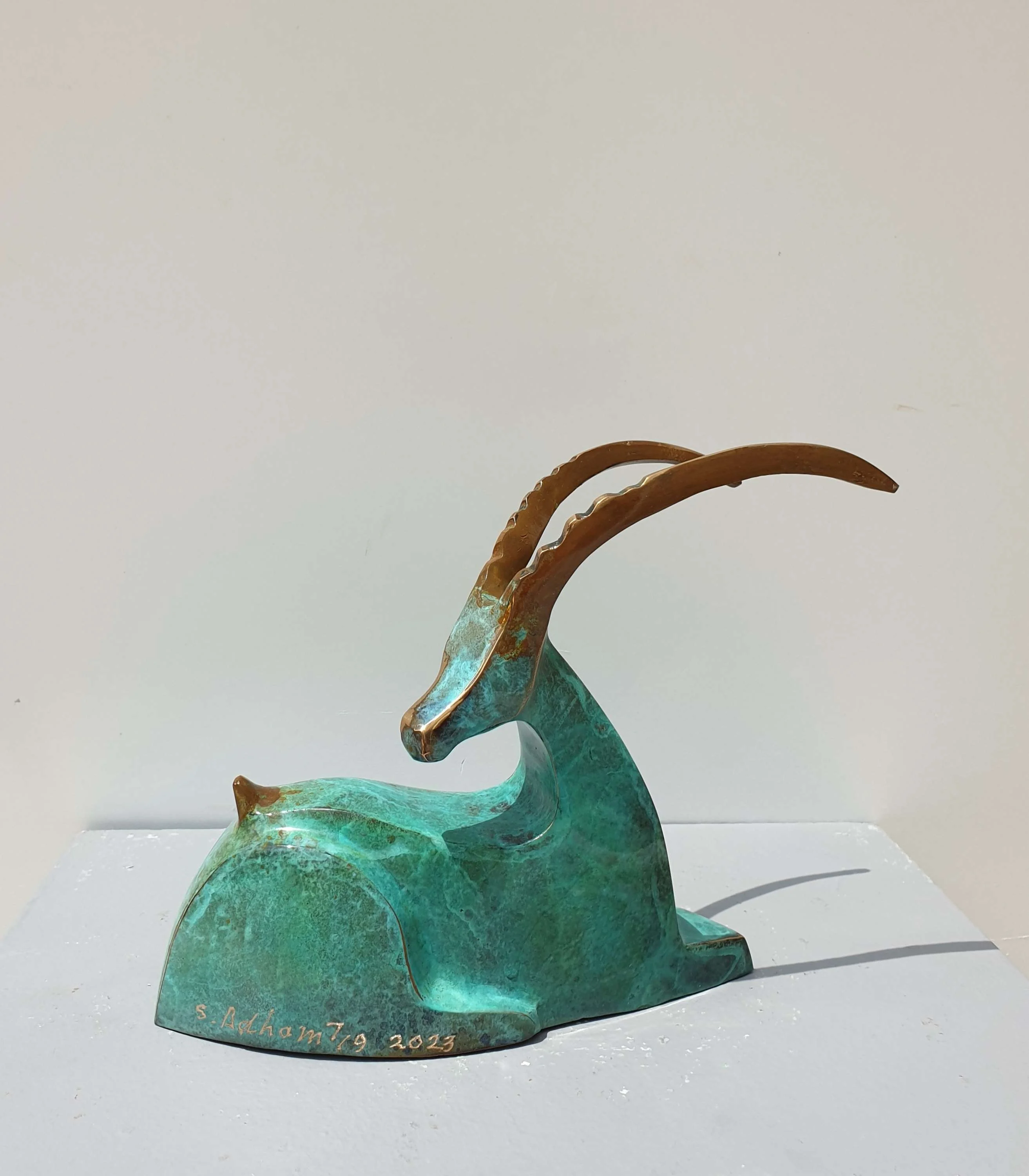 "Dağ Keçisi" eseri SADEGH ATHAM tarafından 2023 yılında 18x23x9 cm ölçülerinde Bronz Heykel tekniği ile yapılmıştır.