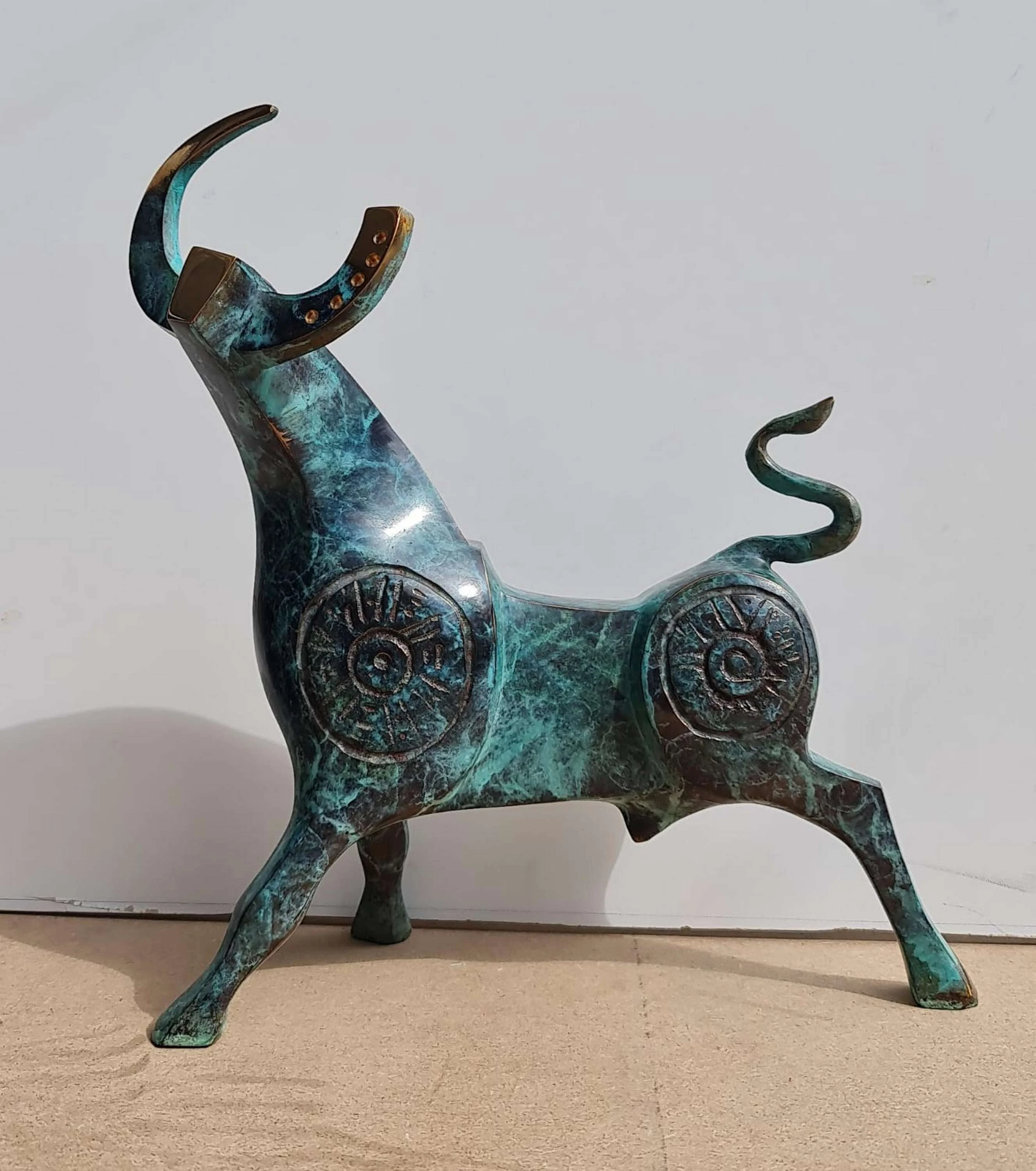 "Boğa" eseri SADEGH ATHAM tarafından 2023 yılında 28x30x11 cm ölçülerinde Bronz Heykel tekniği ile yapılmıştır.