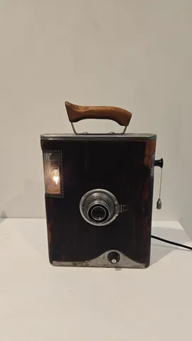 "İsimsiz" eseri SERKAN ERKOÇ tarafından 2026 yılında 39x26x10 cm ölçülerinde Ahşap - Metal tekniği ile yapılmıştır.