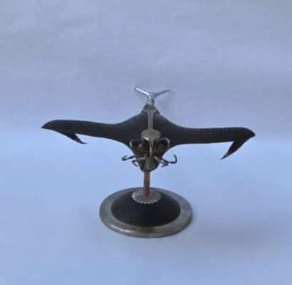 SERKAN ERKOÇ — “Vatoz Balığı”, 2026 "Vatoz Balığı" eseri SERKAN ERKOÇ tarafından 2026 yılında 25x58x31 cm ölçülerinde Ahşap-Metal Heykel tekniği ile yapılmıştır.